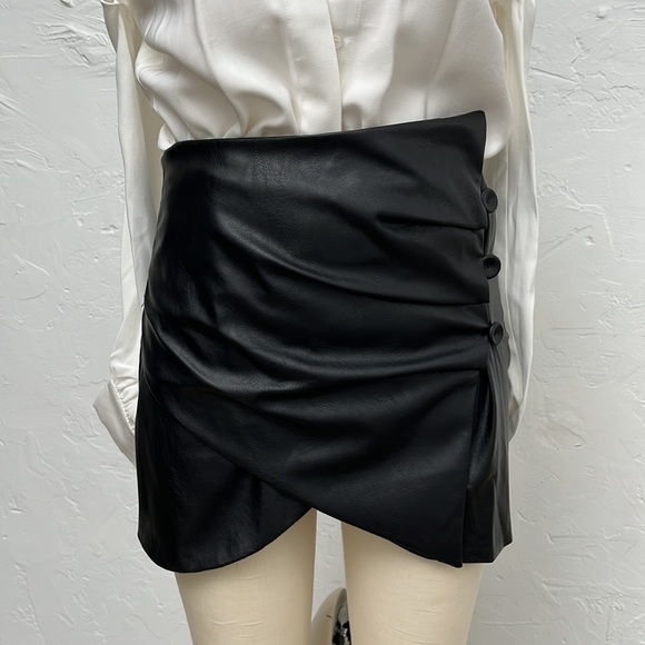 Vegan leather mini skirt - Picture 2 of 3